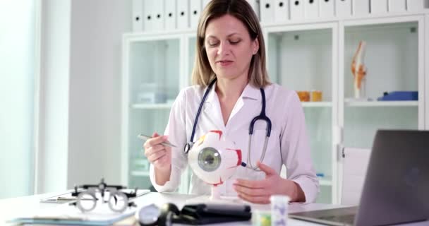 Kvinnan Läkare Visar Anatomisk Modal Öga Närbild Utbildning Ögonläkare Medicinsk — Stockvideo