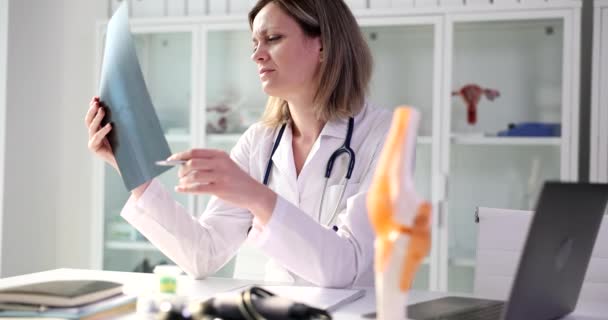 Kvinnan Visar Läkaren Tittar Röntgen Närbild Diagnos Benfraktur Traumatolog — Stockvideo