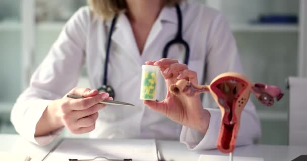 Gynekolog Har Piller Behållare Närbild Mediciner För Kvinnors Hälsa Behandling — Stockvideo