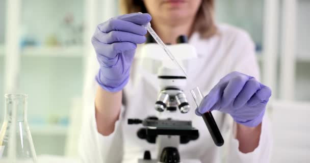 Chemik Laboratorium Zdobywa Próbkę Zbliżenie Badania Naukowe Nad Ropą Naftową — Wideo stockowe