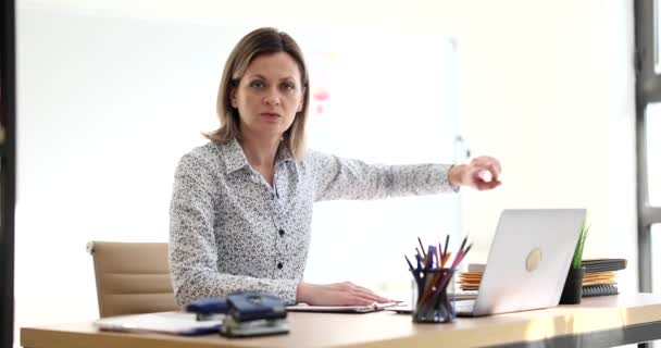 Μια Αυστηρή Γυναίκα Στο Γραφείο Δείχνοντας Ένα Δάχτυλο Θυμωμένο Αφεντικό — Αρχείο Βίντεο