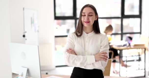 Красива Молода Бізнес Леді Посміхається Стоячи Офісі Менеджери Робоче Місце — стокове відео