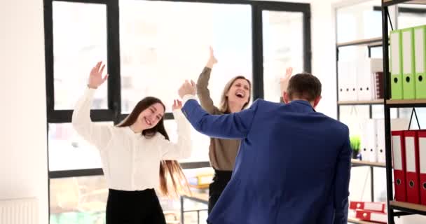 Επιχειρηματίες Στο Γραφείο Χοροπηδάνε Από Χαρά Ομάδα Των Συναδέλφων Γιορτάζουν — Αρχείο Βίντεο