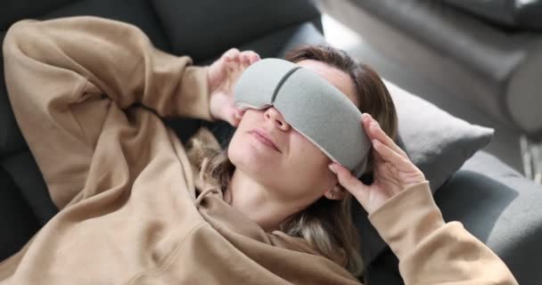 Πρόσωπο Μιας Γυναίκας Μια Εικονική Μάσκα Για Ύπνο Κοντινό Πλάνο — Αρχείο Βίντεο