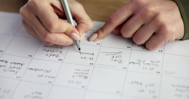 Женские Руки Пишут Календарь Ручкой Крупным Планом Планирование Недели Организация — стоковое видео