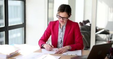 Kızgın bir iş kadını ofiste kâğıt yırtıyor, yakın plan. Belgelerde kavram hatası, hata