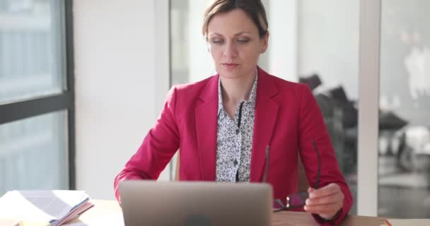 Una Hermosa Mujer Negocios Sentada Oficina Pone Gafas Primer Plano — Vídeos de Stock