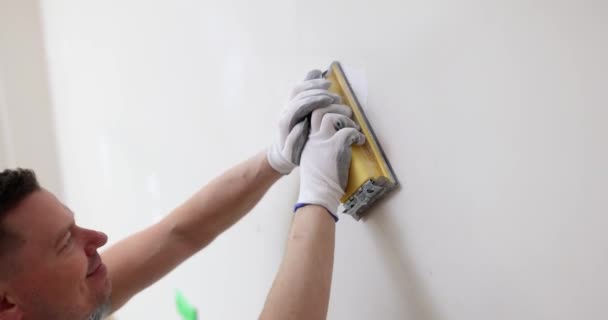 Maestro Muele Masilla Pared Blanca Habitación Reparación Del Apartamento Constructor — Vídeos de Stock