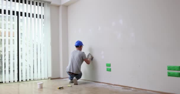 Zımpara Kağıdıyla Duvar Öğüten Bir Adam Boyamadan Önce Yüzey Hazırlığı — Stok video