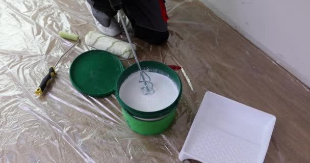 Mestre Quarto Mistura Pintura Balde Renovação Apartamento Conceito Pintar Parede — Vídeo de Stock