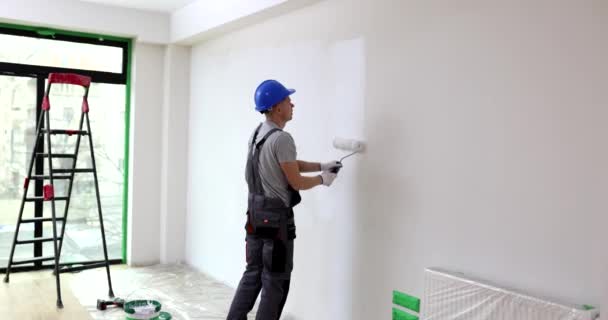 Costruttore Nella Stanza Dipinge Muro Con Rullo Bianco Colpo Lungo — Video Stock