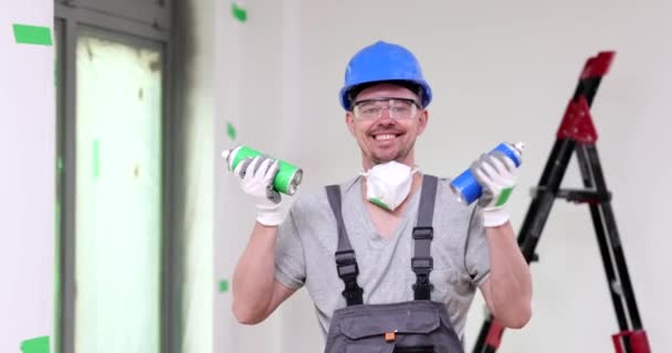 Constructeur Heureux Secoue Spray Avec Peinture Gros Plan Équipement Pour — Video