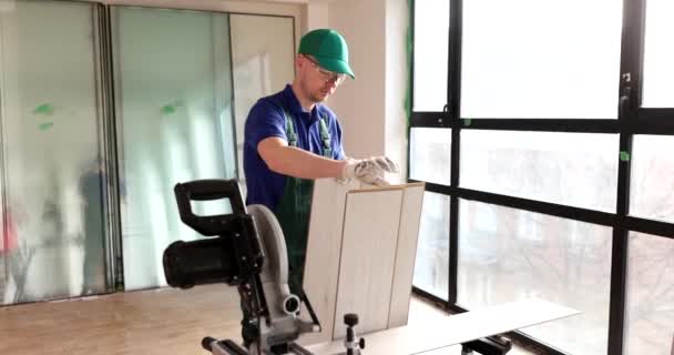 Master Uniform Prepares Laminate Laying Room Close Floor Repairs Office — Stock Video