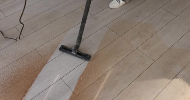 人はほこりの床から建設掃除機を削除します 修理後のドライクリーニング — ストック動画