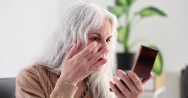 Ηλικιωμένη Γυναίκα Γκρίζα Μαλλιά Κοιτάζοντας Τις Ρυτίδες Και Σακούλες Κάτω — Αρχείο Βίντεο