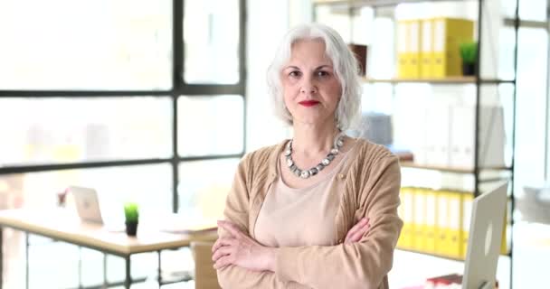 Ofis Filminde Beyaz Saçlı Olgun Başarılı Bir Kadınının Portresi Konseptinde — Stok video