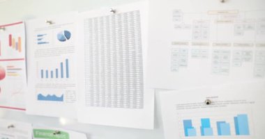 Ofiste 4K yavaş çekim grafikli, kelime yardımıyla kağıt asan bir yönetici. İş konseptinde evrak işleri ve planlama sorunları