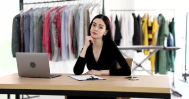 4K numaralı resepsiyondaki kadın kuru temizlemeci portresi ağır çekimde. Kıyafet bakımı konsepti