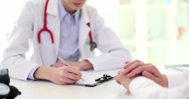 Arzt Füllt Medizinische Dokumente Tisch Mit Patientenhänden Nahaufnahme Film Zeitlupe — Stockvideo