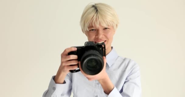 Жінка Журналістка Робить Фотографії Чорною Професійною Камерою Білому Тлі Фільму — стокове відео