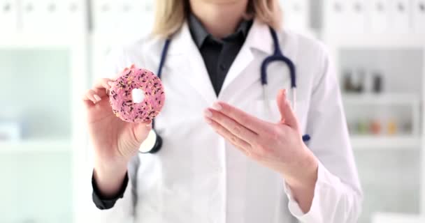 슬로우 모션을 맛있는 도넛을 — 비디오