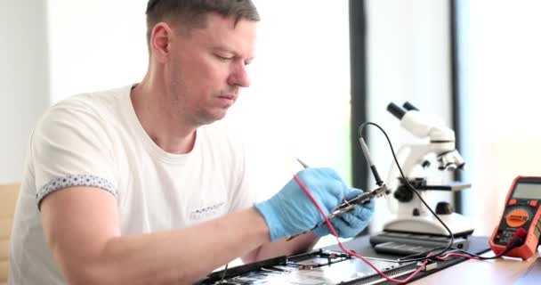 Master Repairman Repairing Computers Laptops Using Tester Movie Slow Motion — Stock Video