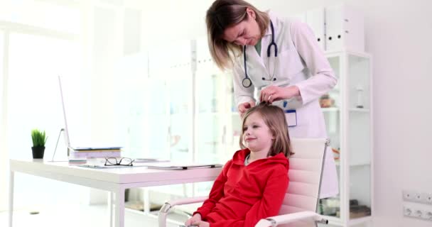 Médico Pediatra Examinando Cabeza Pelo Del Niño Para Pediculosis Clínica — Vídeos de Stock