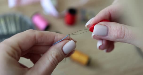 ループを閉じる4K映画スローモーションで糸を針に入れるシームレスストレスの手 縫製工芸のコンセプト — ストック動画