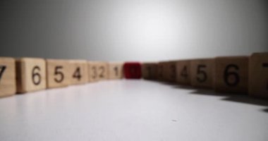 Tahta küplerle numaralar ve kırmızı sıfır yakın plan 4K film. Okul konseptinde matematik
