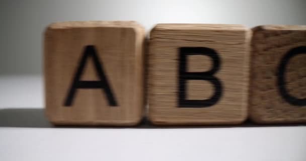 Englisches Alphabet Auf Holzwürfeln Auf Weißem Hintergrund Nahaufnahme Film Vorschulpädagogisches — Stockvideo