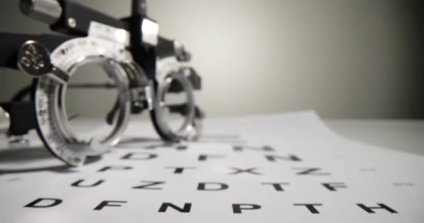 Óculos Para Verificar Visão Mesa Com Letras Closeup Filme Correção — Vídeo de Stock