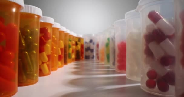 Πολλά Βάζα Πολύχρωμες Ιατρικές Κάψουλες Στέκεται Στο Ράφι Στο Φαρμακείο — Αρχείο Βίντεο