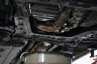 Araba servisinde asansördeki arabanın bakım ve süspansiyonu. Araba süspansiyon teşhisi ve garanti tamiri kuralları