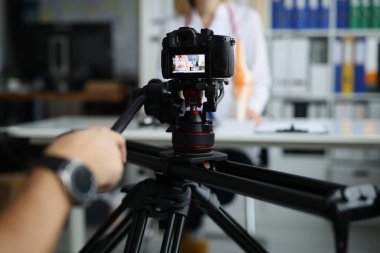 Videograf, doktorla klinikte tıpla ilgili çevrimiçi yayın yapıyor. Tıp ve hastalık tedavisi hakkında uzak video günlüğü