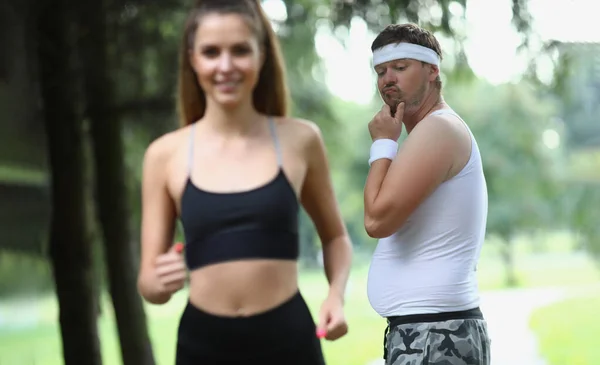 Homme Regarde Émotionnellement Belle Fille Athlétique Dans Parc Homme Jaloux — Photo