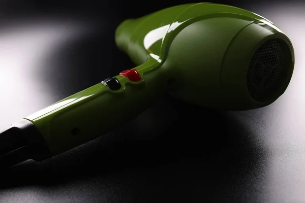 Πράσινο Σύγχρονο Στεγνωτήρα Μαλλιών Κουμπιά Σκούρο Φόντο Επιλέγοντας Ένα Στεγνωτήρα — Φωτογραφία Αρχείου