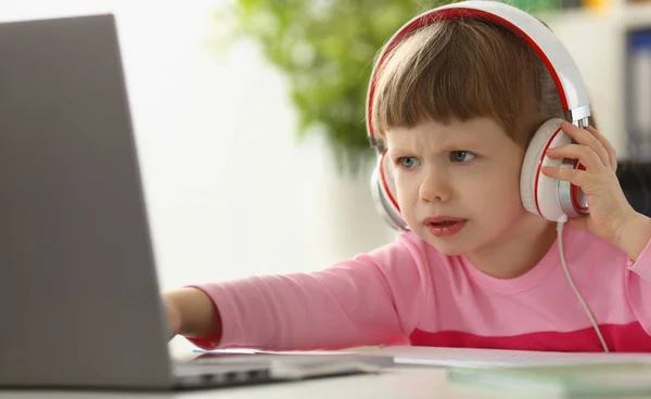 Kleines Mädchen Mit Kopfhörern Vor Dem Laptop Kinder Emotionen Der — Stockfoto