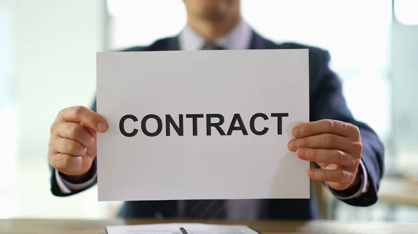 Hände Des Geschäftsmannes Halten Vertragsdokumente Für Die Beschäftigung Bei Der — Stockfoto