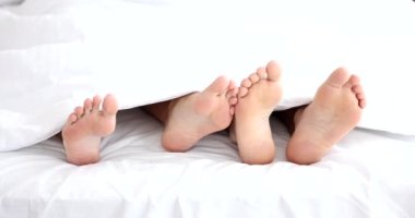 Oyuncu, partneriyle flört eder. Battaniyenin altından sarkan çıplak ayaklara dokunur ve yatakta reddedilir. Yatak odasında çift ilişkisi