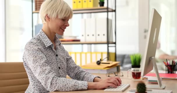 工作场所电脑键盘上快乐的女职员类型慢动作 乐观的员工通过在线聊天与客户沟通 — 图库视频影像