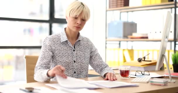 集中した女性上司はオフィスのスローモーションで机に座って論文に署名します 注意マネージャーは職場で書類を記入します 製紙管理プロセス — ストック動画