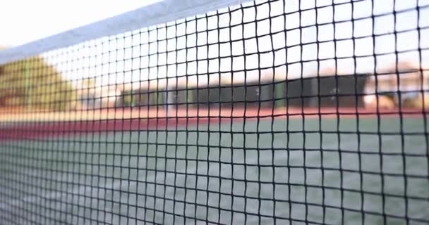 Тенісний Літає Влучає Висячу Сітку Спортивному Майданчику Повільний Рух Спортивне — стокове відео