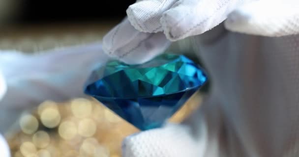 Osoba Ukazuje Velký Modrý Diamant Obchodě Zpomalený Pohyb Leštěný Broušený — Stock video