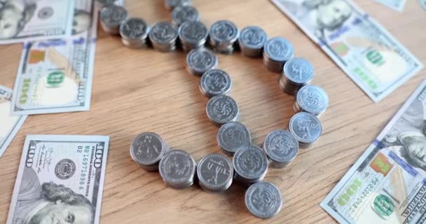 Dollarzeichen Aus Silbercent Münzen Und Verstreuten Banknoten Auf Einer Hölzernen — Stockvideo