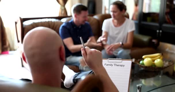 Psychologue Qualifié Aide Couple Résoudre Les Conflits Lors Séance Thérapie — Video