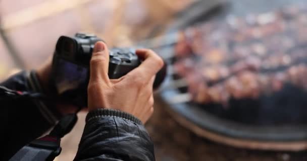 Uomo Scatta Foto Deliziosi Shashlik Cucinati Sulla Griglia Barbecue Fotografo — Video Stock