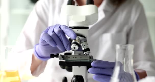 Travailleur Médical Gants Caoutchouc Ajuste Microscope Électronique Assis Table Femme — Video