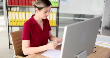 Yoğunlaşmış kadın ofis yavaş çekimde bilgisayar monitörüne bakıyor. İşyerindeki çalışan formlarını doldurur. Muhasebeci şirketin mali durumunu kontrol ediyor.
