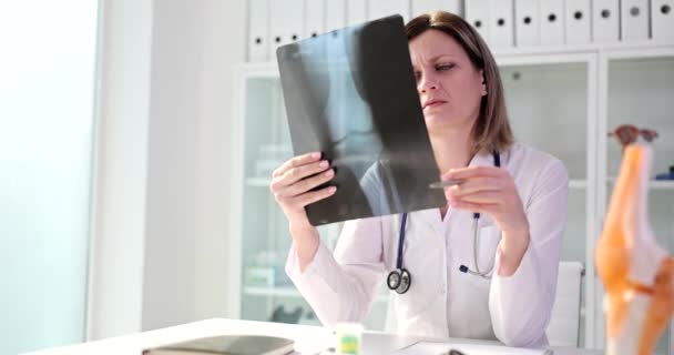Médico Focado Uniforme Examina Imagem Radiológica Articulação Antes Consulta Com — Vídeo de Stock