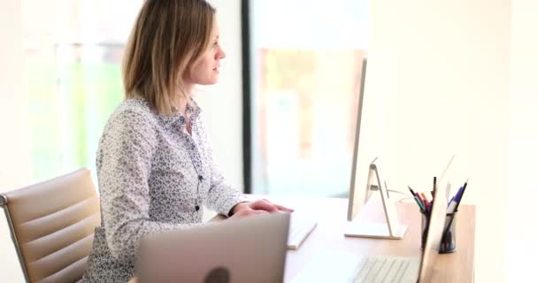 集中在电脑键盘上的女性类型坐在桌边 成功的女经理在现代写字楼工作报告工作进展缓慢 — 图库视频影像